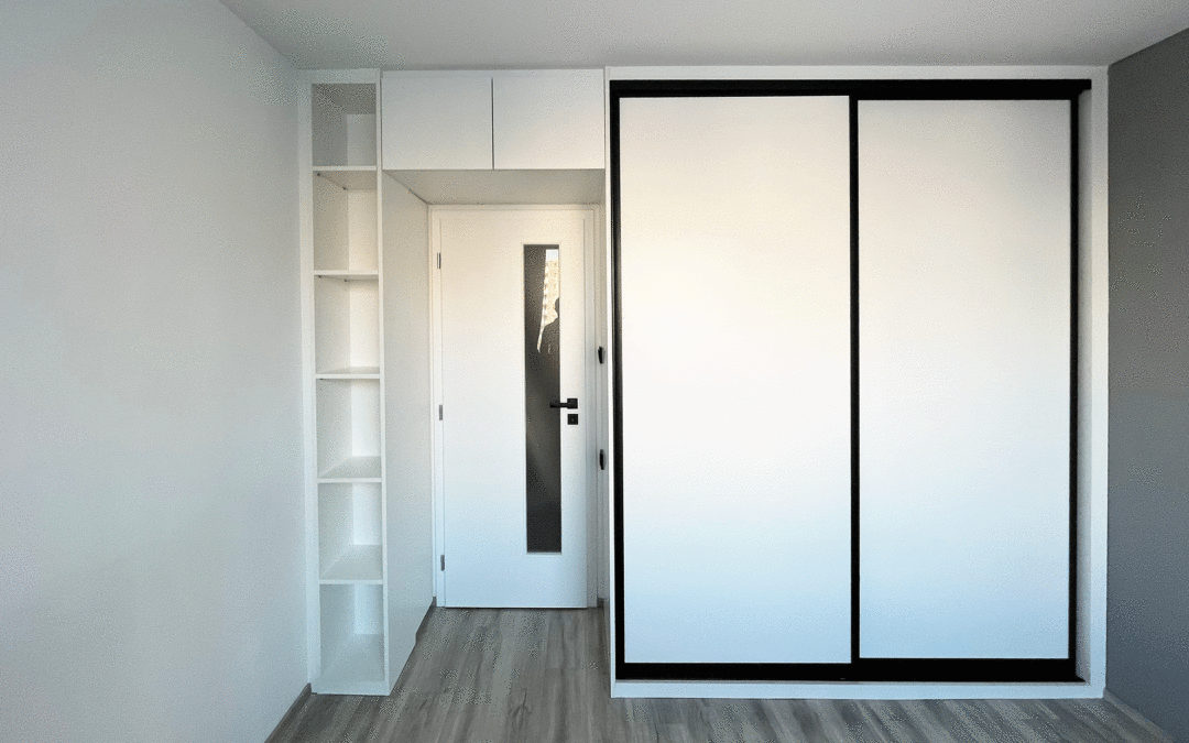 Vestavěná skříň s nástavcem Vestavěná skříň s posuvnými dveřmi, nástavcem nad dveřmi s pantovými dveřmi a otevřenou část