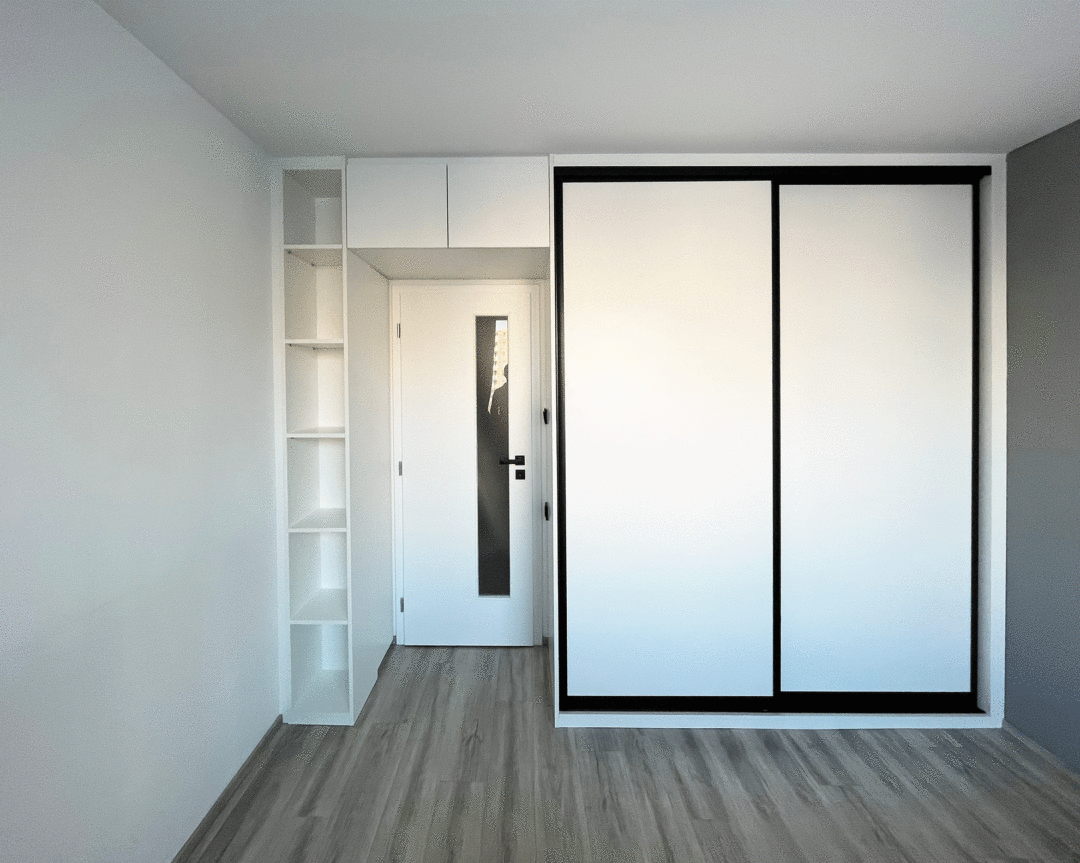 Vestavěná skříň s posuvnými dveřmi, nástavcem nad dveřmi s pantovými dveřmi a otevřenou část