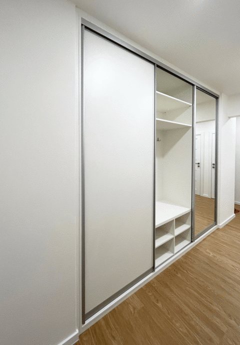 Vestavěná skříň s posuvnými dveřmi do chodby