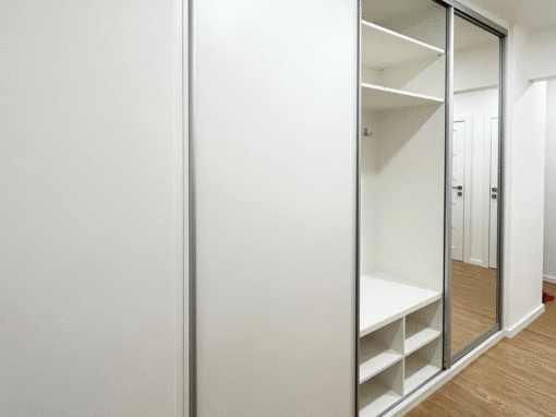 Vestavěná skříň s posuvnými dveřmi do chodby