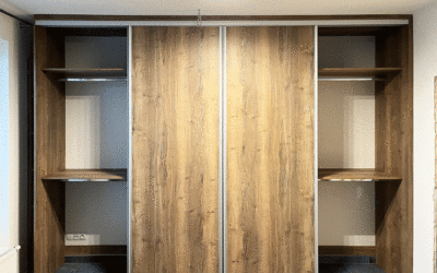 Vestavěná skříň s posuvnými dveřmi Vestavěná skříň s otevřenými posuvnými dveřmi