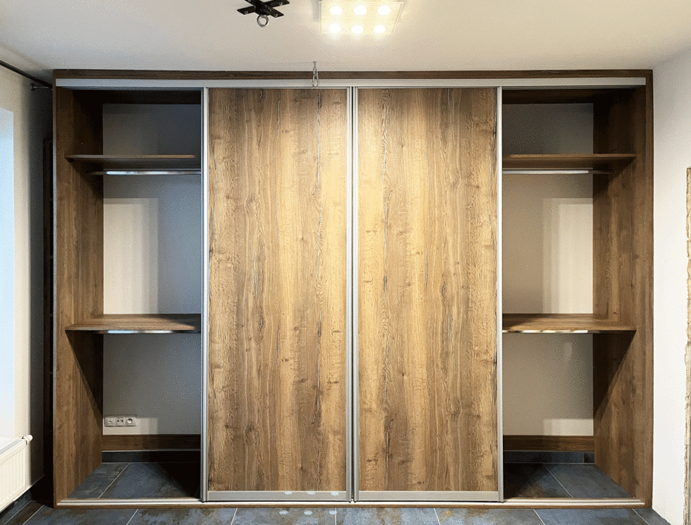 Vestavěná skříň s posuvnými dveřmi Vestavěná skříň s otevřenými posuvnými dveřmi