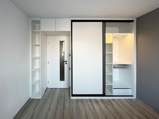 Vestavěná skříň s posuvnými dveřmi, s nástavcem a vnitřním osvětlením