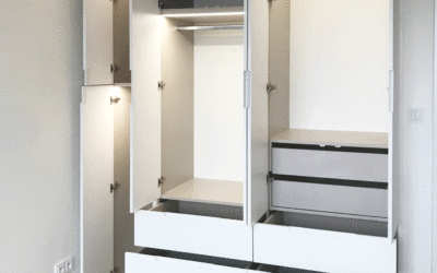 Pantová skříň s otevřenými dveřmi a šuplíky Skříň na míru s otevřenými pantovými dveřmi a vnitřním osvětlením.