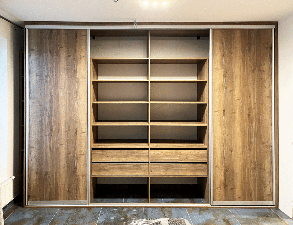 Vestavěný skříň s otevřenými posuvnými dveřmi