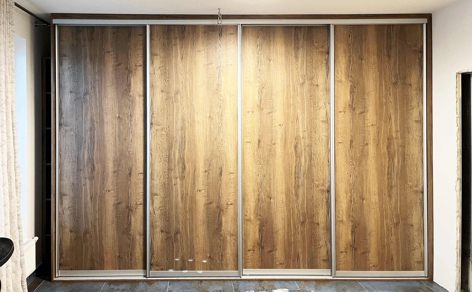 Vestavěná skříň s posuvnými dveřmi v dřevodekoru