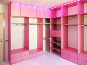 Šatna na míru v růžové barvě