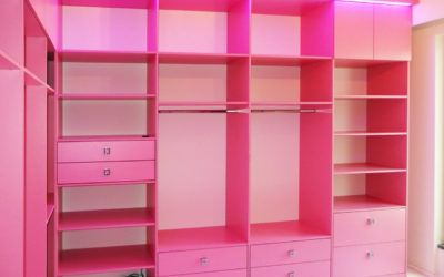 Růžová šatna se zásuvkami a šatními tyčemi