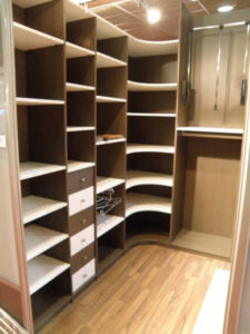 satny-na-miru-013 Šatna s kulatými rohovými policemi