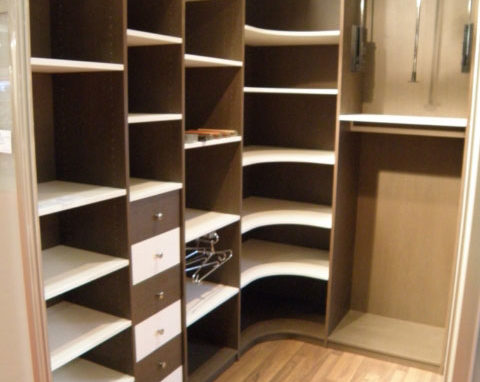 Šatna s kulatými rohovými policemi