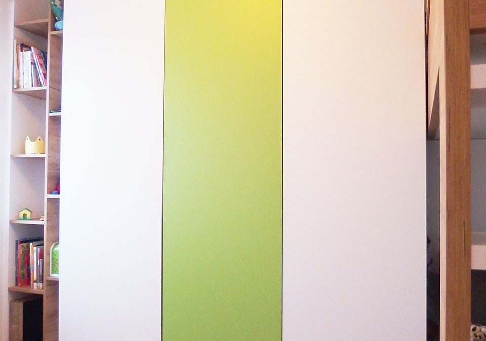 Skříň s pantovými dveřmi do dětského pokoje