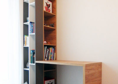 vestavene-skrine-do-detskeho-pokoje-014 Psací stůl do studenstkého pokoje s otevřenými policemi