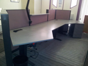 Asymetrický stůl do kanceláře