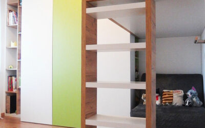 Dětský pokoj na míru se zvýšenou postelí.