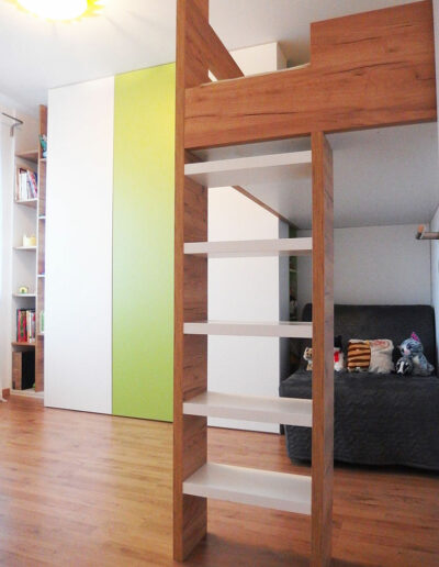 Dětský pokoj na míru se zvýšenou postelí.