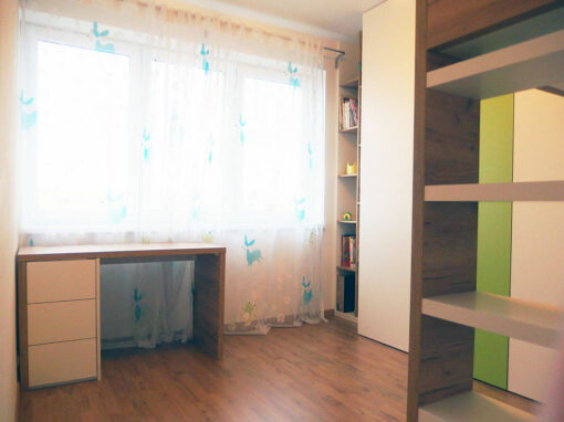 Nábytek do dětského pokoje s pracovním stolem.
