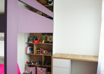 Dětský pokoj pro holčičku v kombinaci dřeva a bílé a fialové barvy