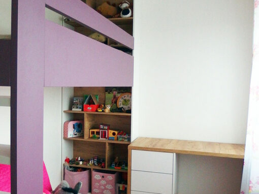 Dětský pokoj pro holčičku v kombinaci dřeva a bílé a fialové barvy