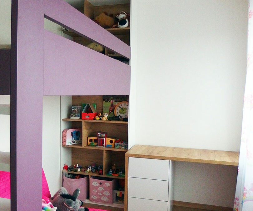 Dětský pokoj pro holčičku v kombinaci dřeva a bílé a fialové barvy