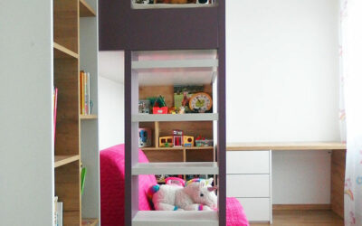 vestavene-skrine-realizace-011 Holčičí pokoj se zvýšenou postelí a prostorem na hraní.