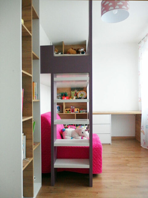 vestavene-skrine-realizace-011 Holčičí pokoj se zvýšenou postelí a prostorem na hraní.