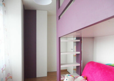 vestavene-skrine-realizace-012 Vyvýšená postel do děstkého pokoje s prostorem na hraní a rohová skříň s pantovými dveřmi.