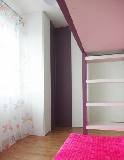 Rohová skříň s pantovými dveřmi v kombinaci bílé a fialové barvy.