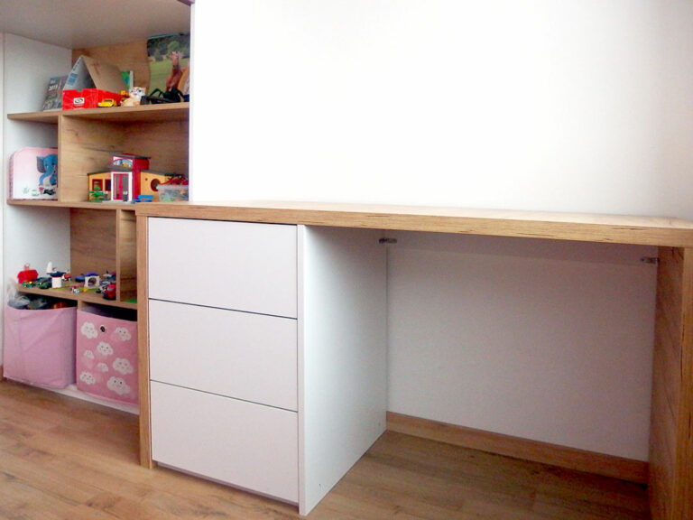 Psací stůl do dětského pokoje v kombinaci bílé a dřevodekoru.