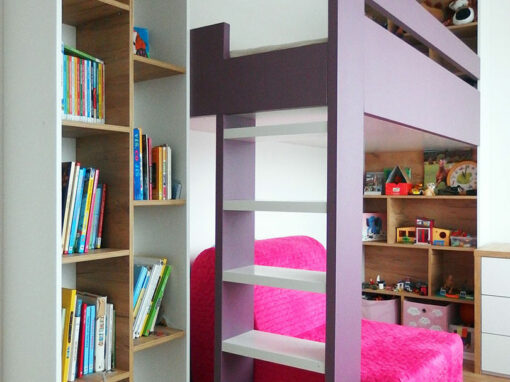 vestavene-skrine-realizace-015 Patrová postel do děstkého pokoje s prostorem na hraní a otevřenými regály. Barva bílá, fialová, přírodní dub.