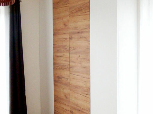 vestavene-skrine-realizace-018 Skříň na míru do ložnice s bílými a dubovými pantovými dveřmi.