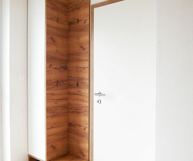 vestavene-skrine-realizace-020 Botník do chodby v kombinaci bílé barvy a přírodního dubu.