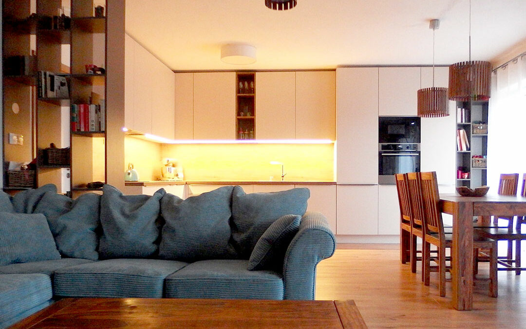 Obývací prostor s kuchyní na míru a otevřenými regály. Kompletně navržený a dodaný interier.