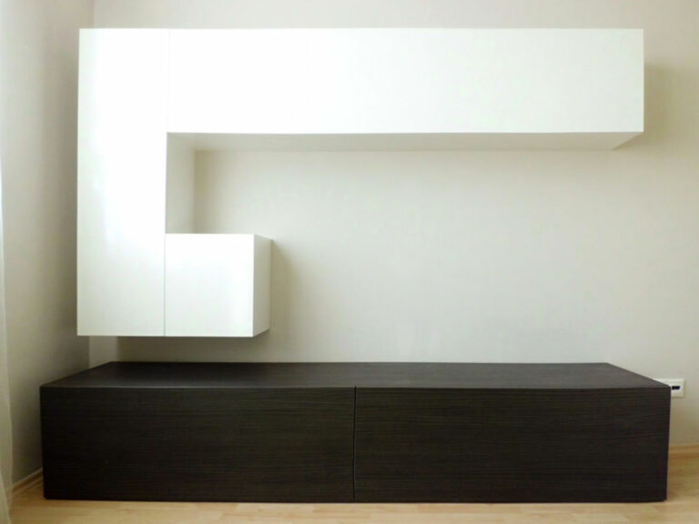 Obývací stěna v tmavém dřevodekoru a bílou lesklou částí.