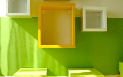 Otevřené police do dětského pokoje  v kombinaci bílé, žluté a zelené.