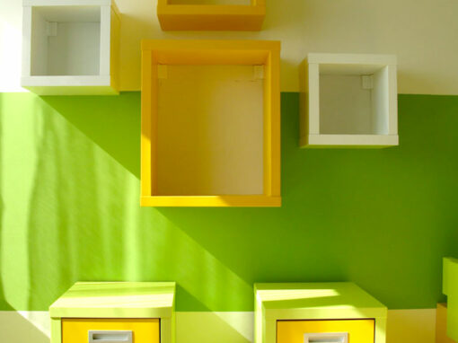 Otevřené police do dětského pokoje  v kombinaci bílé, žluté a zelené.