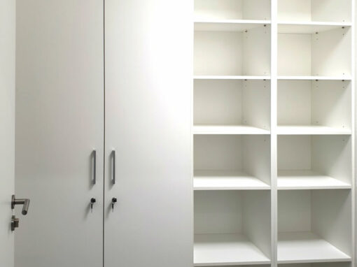 vestavene-skrine-realizace-046 Pantová skříň s otevřenými policemi v bílé barvě.