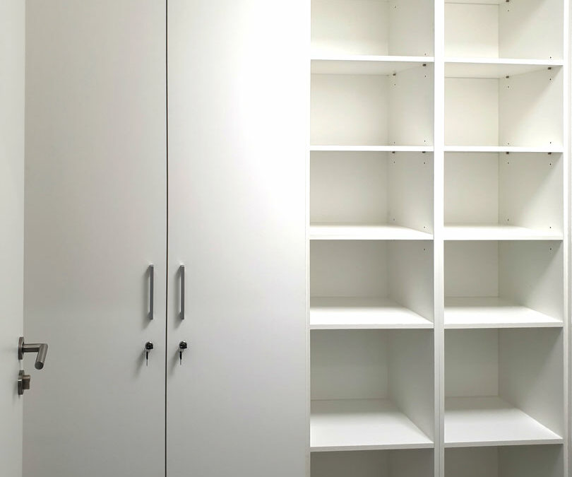 Pantová skříň s otevřenými policemi v bílé barvě.