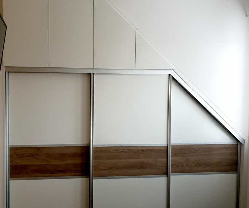 vestavene-skrine-realizace-047 Realizace skříně do podkroví s pantovými a posuvnými dveřmi.