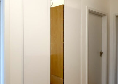 vestavene-skrine-realizace-052 Vestavěný skříň s pantovými dveřmi vsazená do niky.