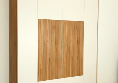 Pantová skříň na míru v kombinaci bíůé barvy a dřevěného dekoru.