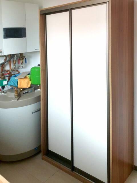 Vestavěné skříň do technické místnosti.
