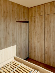 vestavene-skrine-realizace-059 Pantová skříň do ložnice v dekoru přírodního dubu.