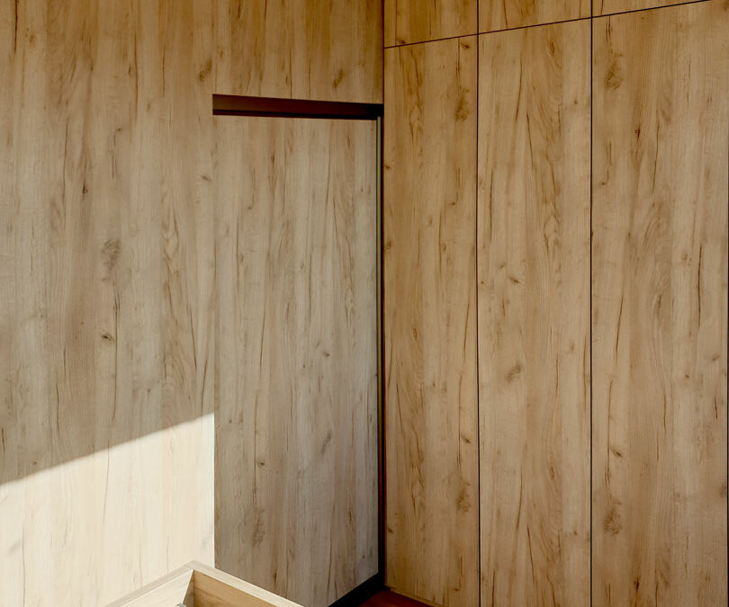 Pantová skříň do ložnice v dekoru přírodního dubu.