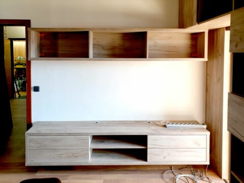 vestavene-skrine-realizace-062 Realizace zavěšené obývací stěny v přírodním dubu.