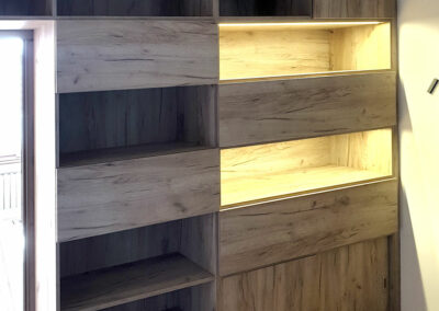 vestavene-skrine-realizace-063 Vestavěný skříň s částečně otevřenými policemi s osvětlením.