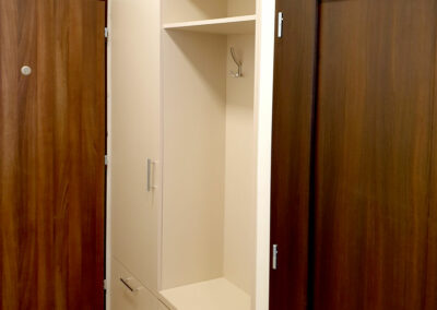 vestavene-skrine-realizace-071 Realizace skříně do chodby s pantovými dveřmi a věšáky.