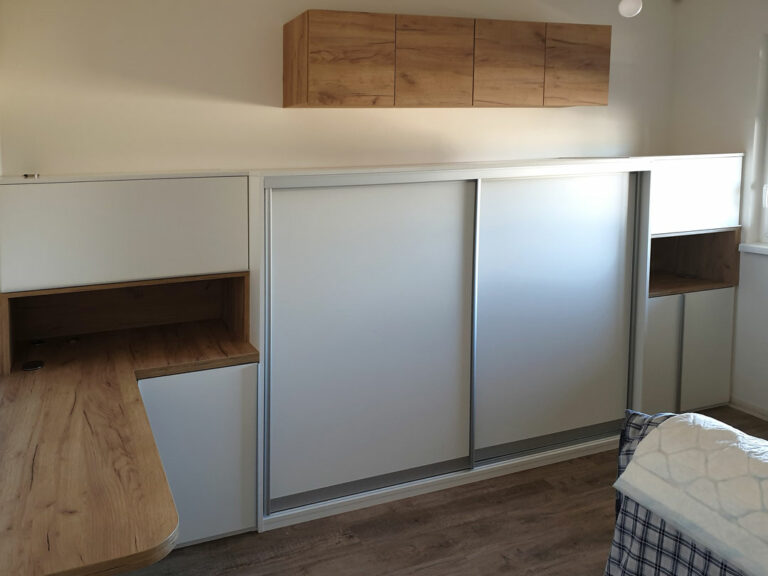 Nízká do ložnice s posuvnými i pantovými dveřmi a pracovním stolem.