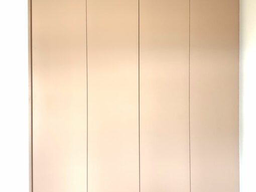 vestavene-skrine-realizace-077 Pantová vestavěná skříň s bezúchytkovým otevíráním v krémové barvě.