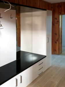 vestavene-skrine-realizace-080 Skříň do chodby se zrcadlem sezením a věšáky.