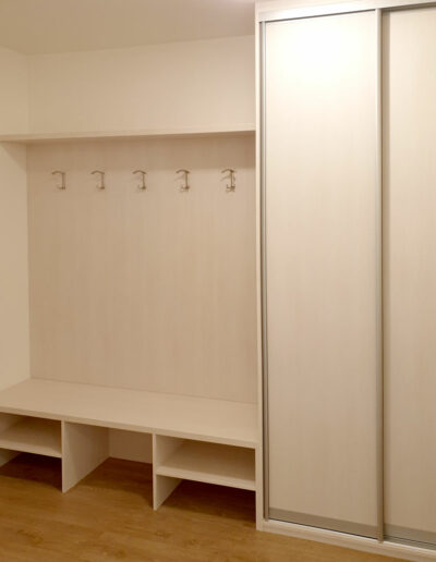 vestavene-skrine-realizace-082 Skříň na míru do chodby s botníkem a věšáky.